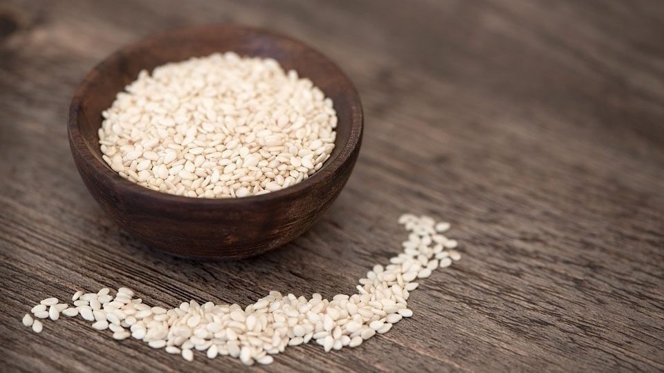 Польза кунжута для женского здоровья — как употреблять и на что стоит обратить внимание